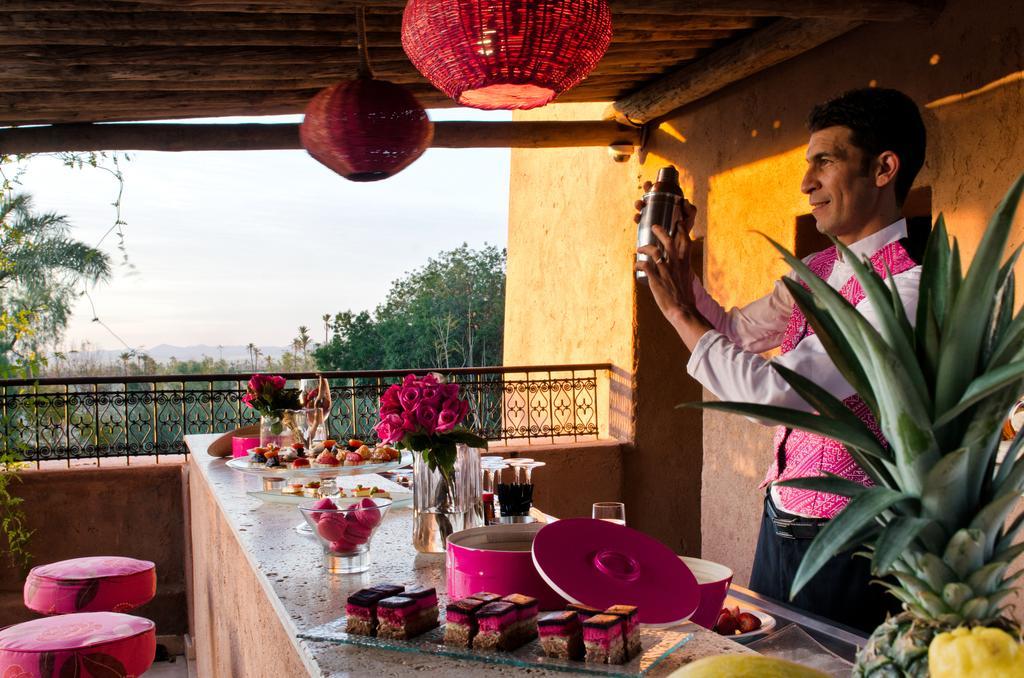 Tigmiza Boutique Hotel & Spa Ouled Jelal Exterior photo A bartender at work