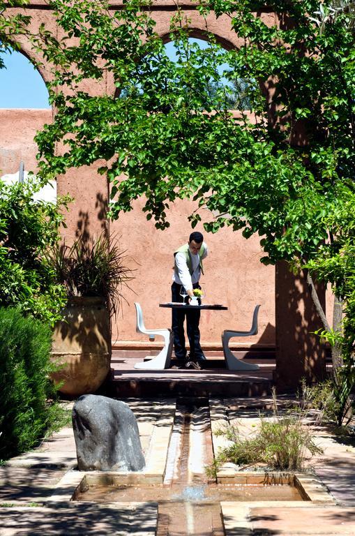 Tigmiza Boutique Hotel & Spa Ouled Jelal Exterior photo A student studying in the courtyard of the library